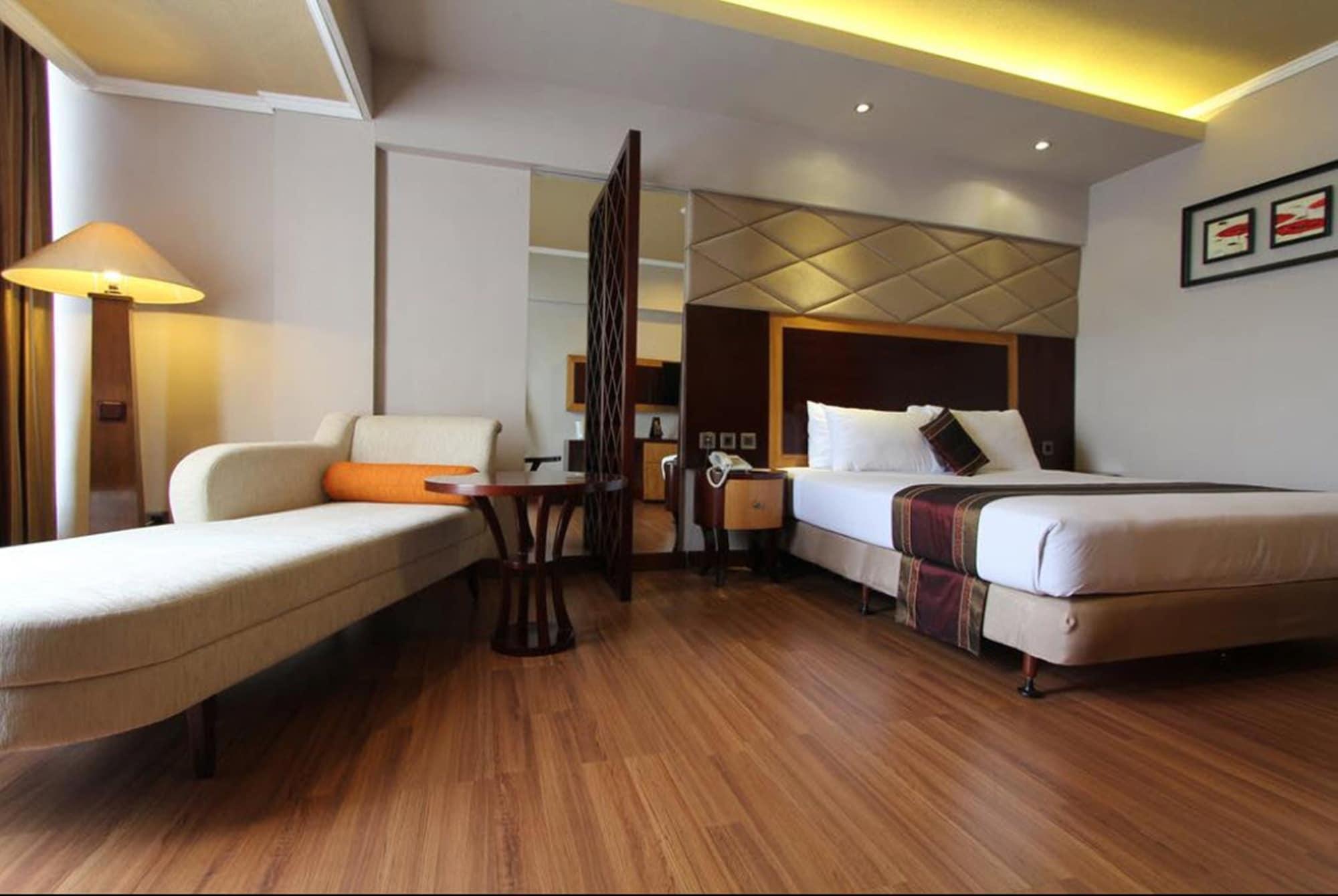 Regent'S Park Hotel Malang Dış mekan fotoğraf
