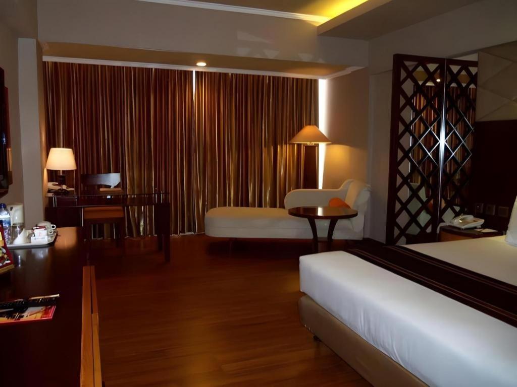 Regent'S Park Hotel Malang Dış mekan fotoğraf