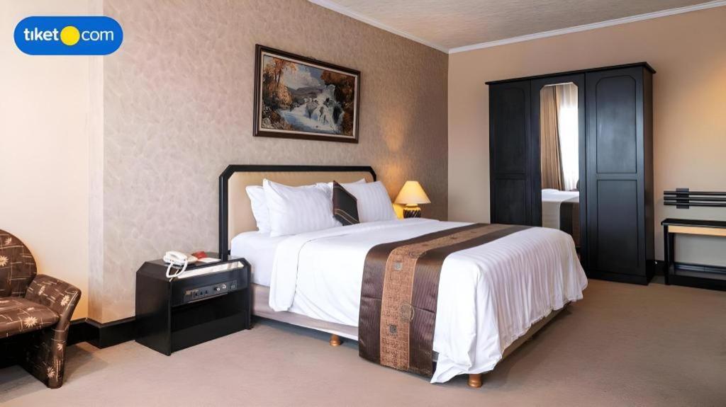 Regent'S Park Hotel Malang Dış mekan fotoğraf
