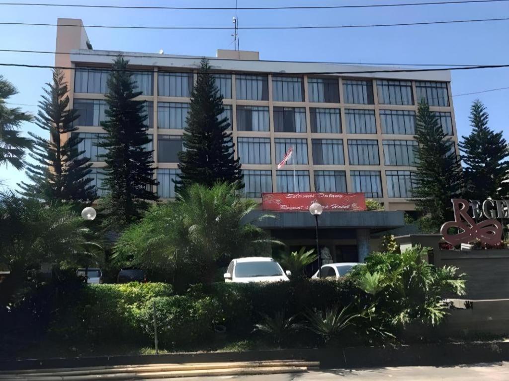Regent'S Park Hotel Malang Dış mekan fotoğraf