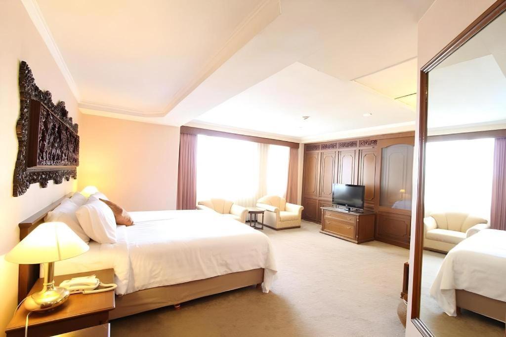 Regent'S Park Hotel Malang Dış mekan fotoğraf