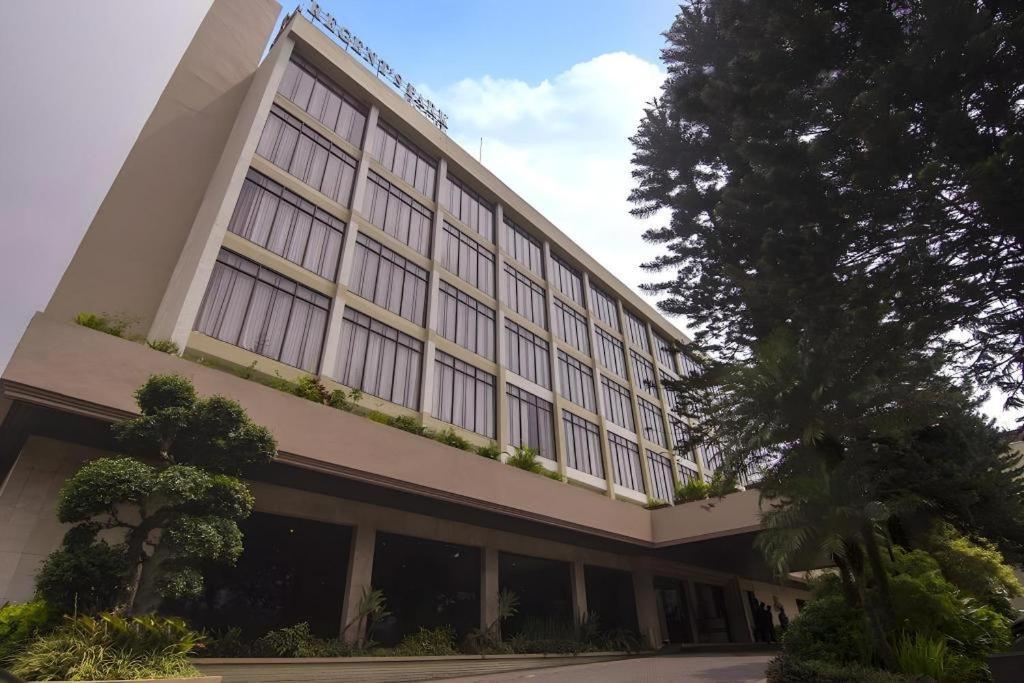 Regent'S Park Hotel Malang Dış mekan fotoğraf